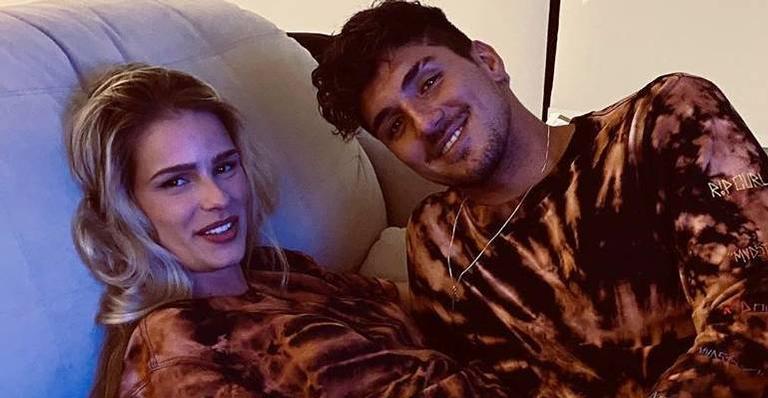 Gabriel Medina faz declaração para Yasmin Brunet: ”Tão bom você pertinho assim”