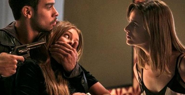 Traído, Jacaré mata Sofia e foge levando Eliza de refém em ‘Totalmente Demais’