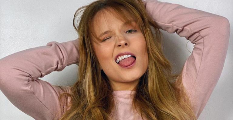 Larissa Manoela aposta em make rosa com glitter e arrasa na web