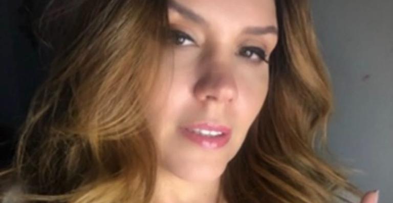 Simony arranca suspiros ao compartilhar linda selfie em suas redes sociais: ”Sou completa”
