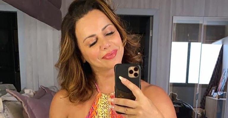 Viviane Araújo posa na academia e ostenta abdômen definido