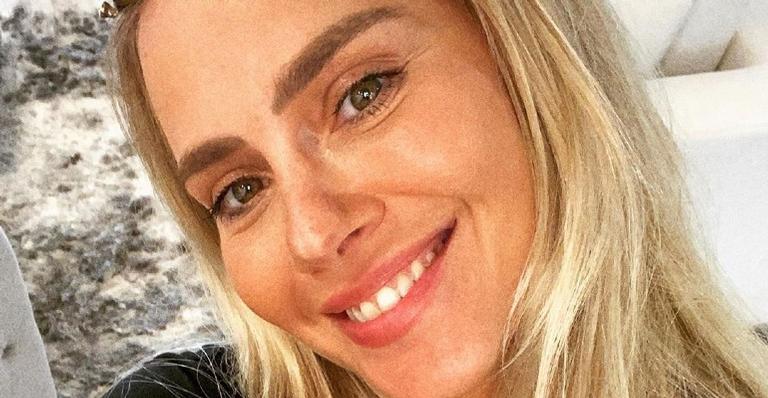 Carolina Dieckmann posta foto fazendo make e brinca: ”Saudade de um ensaio”