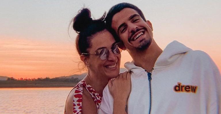 Claudia Raia e Enzo Celulari posam juntinhos de máscara: ”Grudados e protegidos”