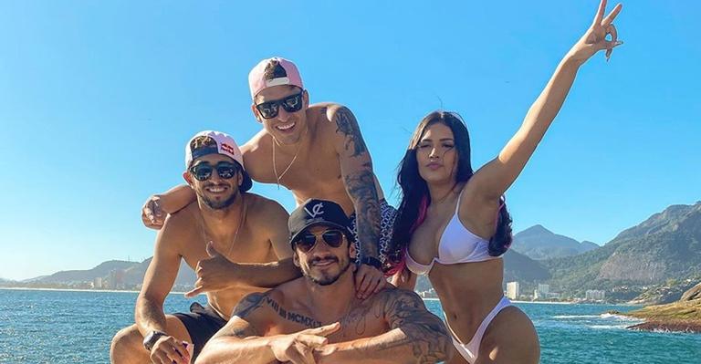 Guilherme Napolitano curte momento com ex-colegas de reality e comemora: ”Vibe boa demais”