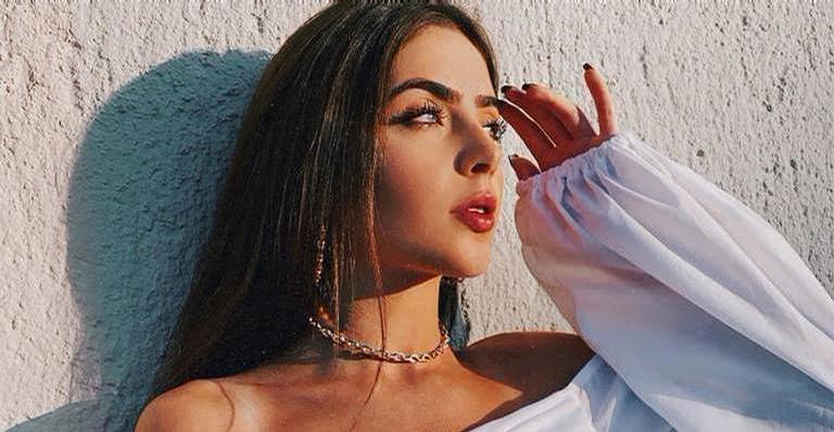 Jade Picon arrasa ao apostar em moletom cropped branco