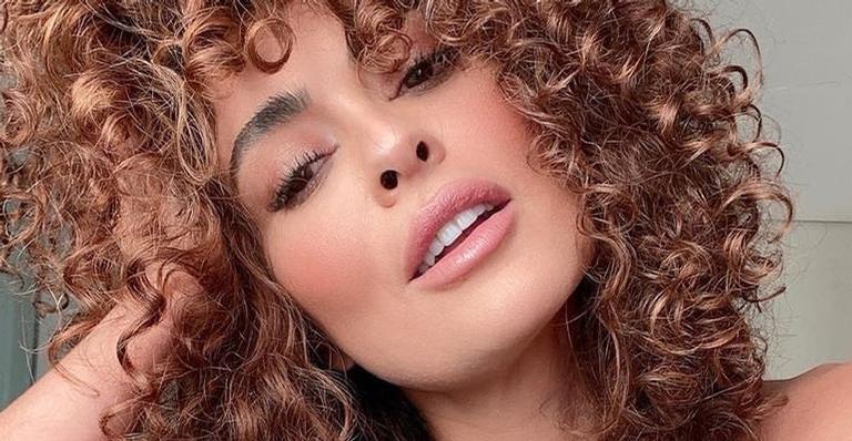 Juliana Paes ostenta corpo escultural de biquíni branco na praia