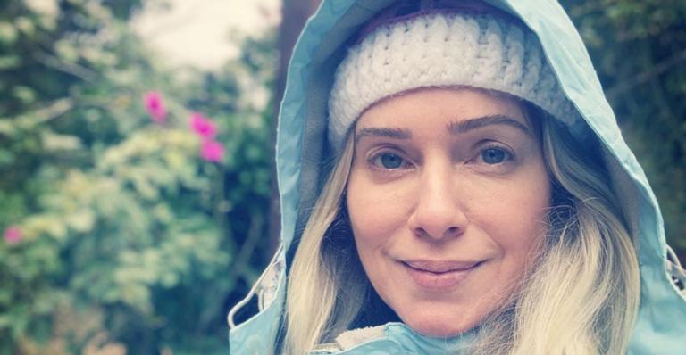 Leticia Spiller encanta ao posar com o gatinho de estimação