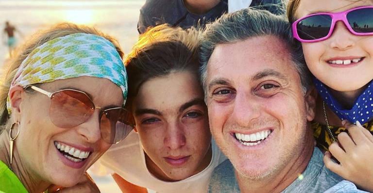 Luciano Huck agradece homenagens de aniversário e se declara para família: ”Avalanche de carinho”