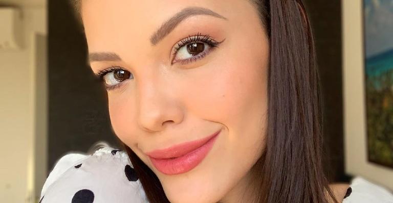 Vitória Strada posta sequência de fotos ousadas e brinca: ”Jeitos diferentes de usar flores”