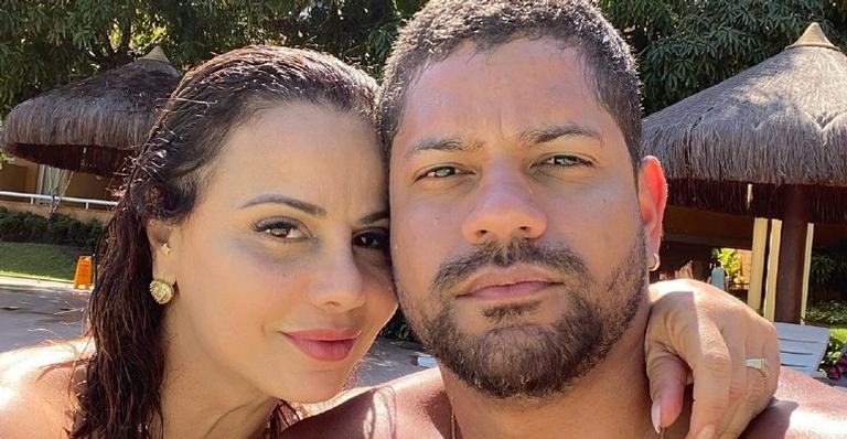 Em Angra dos Reis, Viviane Araújo aparece se divertindo com o namorado