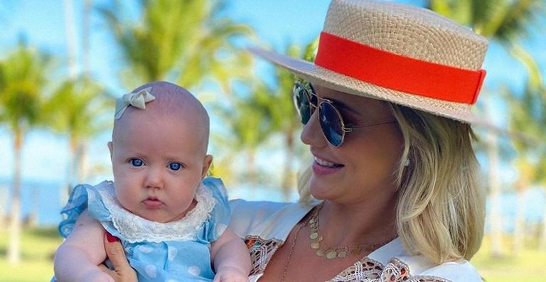 Ana Paula Siebert brinca com fofura da filha, Vicky: ”Começo esmagando pela bochecha ou pelo pé”