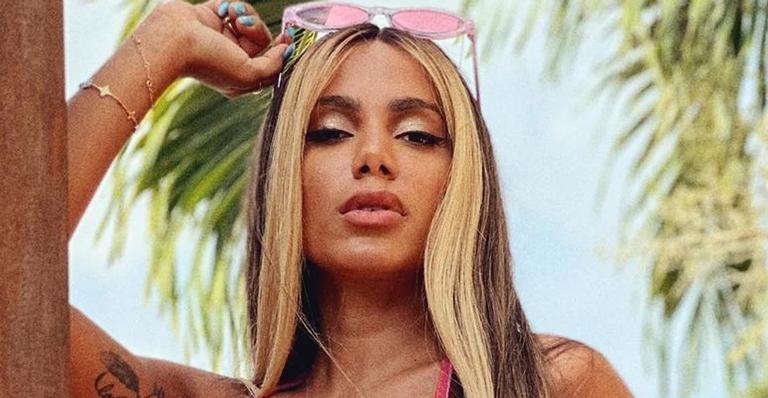 Poderosa, Anitta surge rebolando em estúdio com saia grifada de mais de R$ 8,5 mil