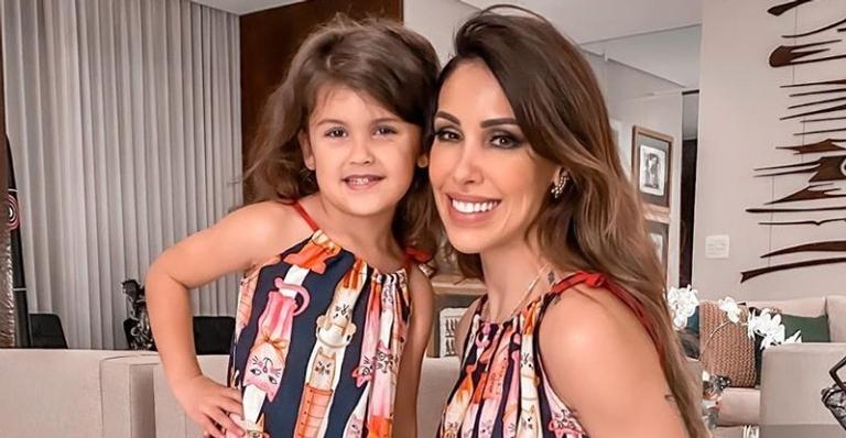 No shopping, Bella Falconi posa de máscara com a primogênita e declara: ”Melhor amiga”