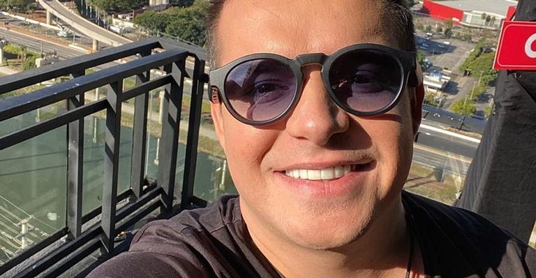 Belutti fala sobre choque de Leo Dias durante entrevista e diverte a web: ”Não perde uma”