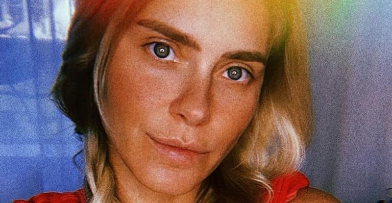 Carolina Dieckmann posa com flores no cabelo e deixa os internautas babando: ”Cheia de encanto”