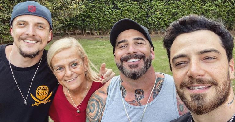 Felipe Titto parabeniza a mãe com bela homenagem e encanta web: ”Minha rainha”