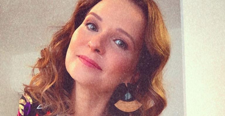 Fernanda Rodrigues posa deitadona e brinca: ”Dia bem tranquilo”