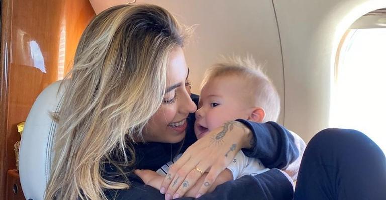 Gabi Brandt mostra Davi dormindo em seu colo e aponta: ”Jajá não cabe mais”
