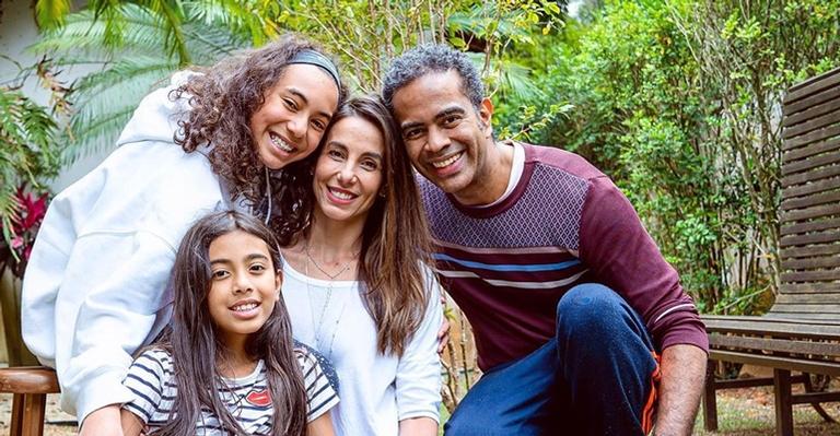 Jair Oliveira se derrete pela esposa e filhas: ”O tudo que me move”