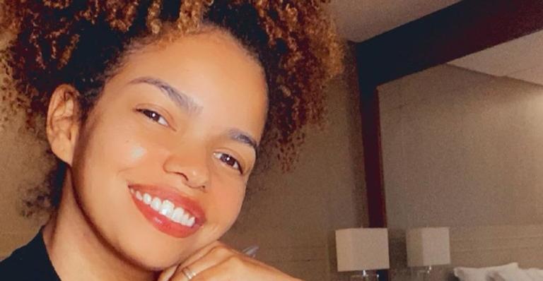 Jeniffer Nascimento posa na piscina e arranca elogios dos fãs: ”Bem sereia”