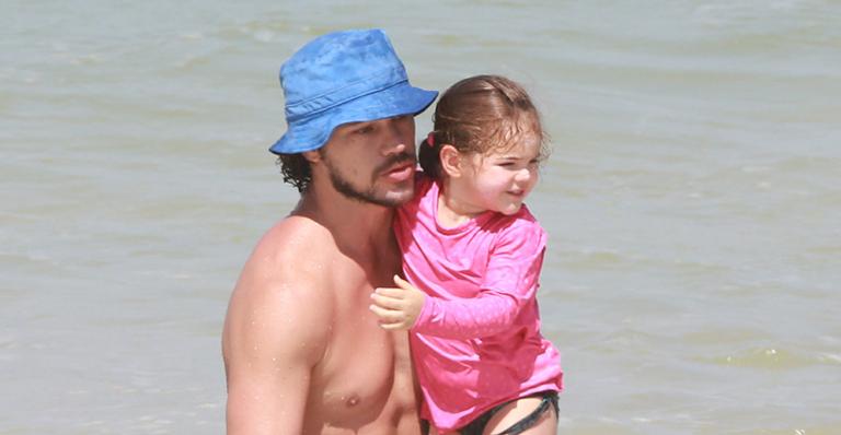 José Loreto curte dia de sol com a filha na praia