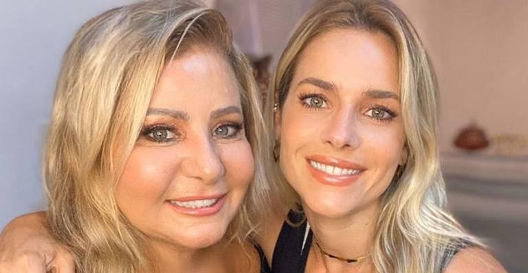 Monique Alfradique impressiona fãs ao fazer desafio com taça de vinho ao lado da mãe