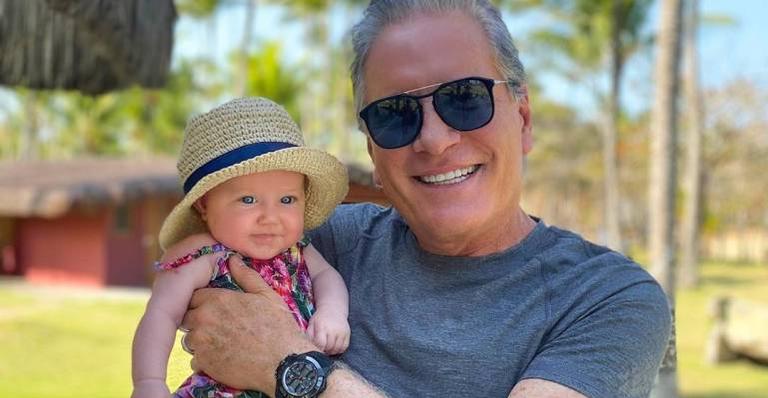 Roberto Justus encanta ao posar com Vicky durante viagem: ”Tanta fofura”