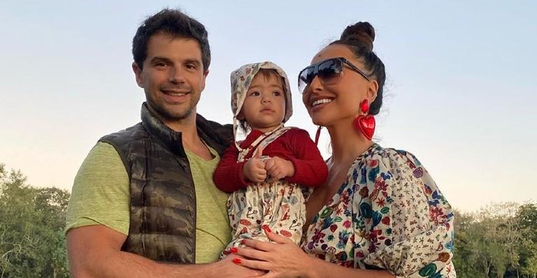 Duda Nagle e Sabrina Sato levam Zoe para alimentar bichinhos e colher frutas