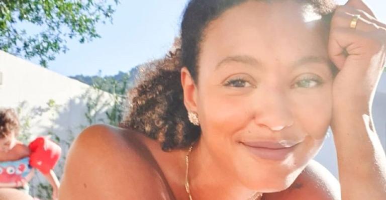 Sheron Menezzes aparece ”rindo de nervoso” em foto e diverte os internautas