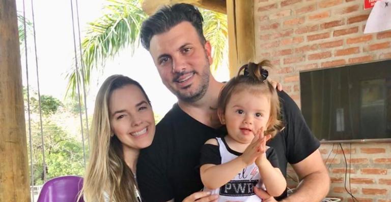 Thaeme relembra lindo clique ao lado de suas duas irmãs: ”Minhas joias raras”