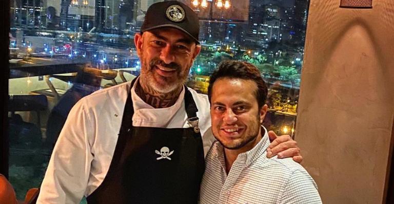 Thammy Miranda celebra seu aniversário no restaurante de Henrique Fogaça e chef comemora