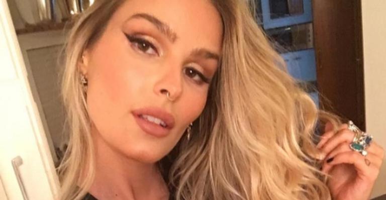 Yasmin Brunet arranca suspiros ao posar com prancha de surf: ”Toda surfista ela”