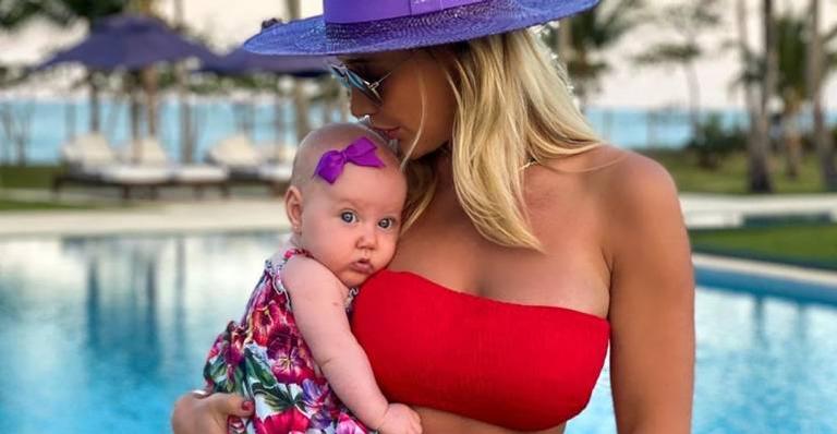Ana Paula Siebert encanta ao mostrar look da filha, Vicky: ”Fofurômetro explodiu”