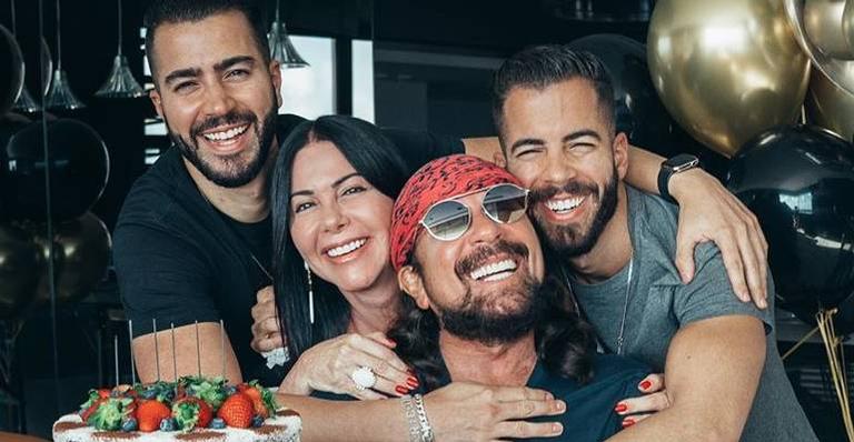 Bell Marques celebra aniversário ao lado da família após precisar passar por cirurgia