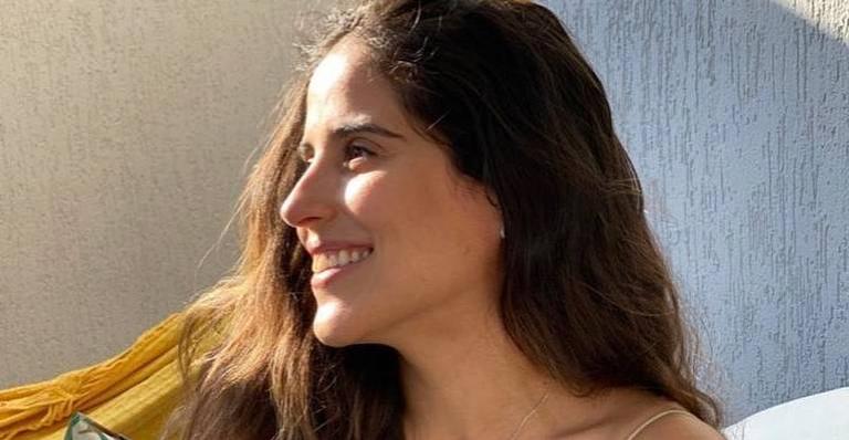 Camilla Camargo posa sorridente e arranca elogios dos fãs: ”Linda”