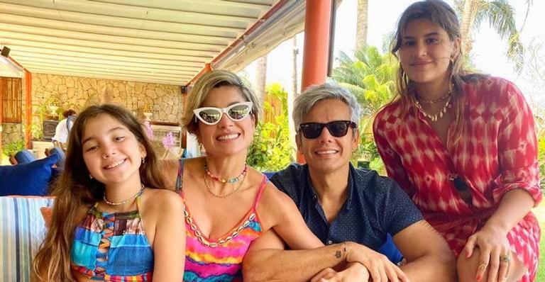 Flávia Alessandra posta foto em família e se declara: ”Os que fazem minha vida ser especial”