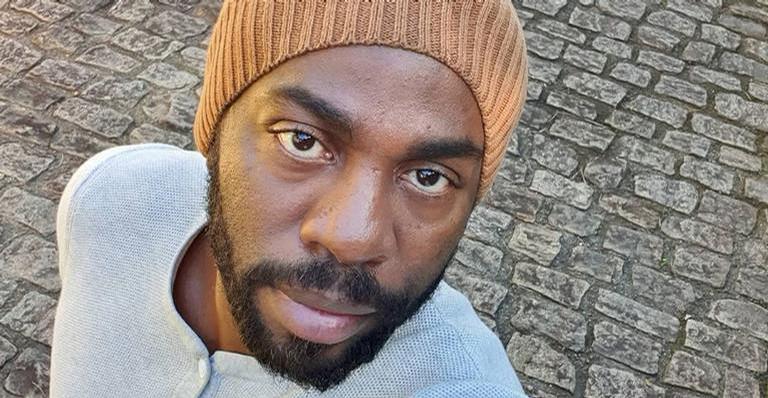 Lázaro Ramos posa com seu cachorrinho e brinca ao falar que se vê nele: ”Faço menos bagunça”