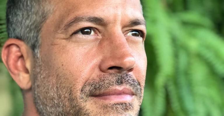 Malvino Salvador fala sobre saudades de ir à praia: ”Faz uma falta danada na minha rotina”
