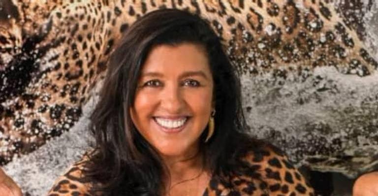 Regina Casé posa em cenário paradisíaco e declara: ”Cada dia um presente mais lindo”