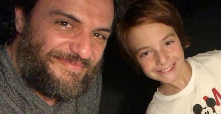 Filho de Rodrigo Lombardi surge dormindo com o pai e encanta web: ”Sempre será meu pequeno”