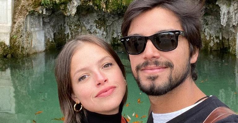 Agatha Moreira posta foto do namorado em cachoeira e brinca: ”No meio da pedra tinha um Rodrigo”