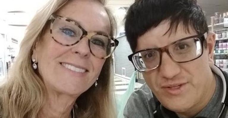 Ao lado do filho, Helô Pinheiro surge andando de carruagem: ”Lembrar das histórias infantis”