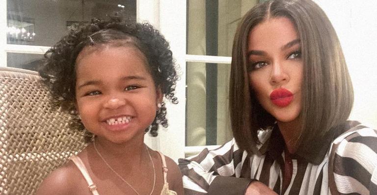Khloe Kardashian compartilha lindo registro na praia e fãs especulam sobre nova gravidez