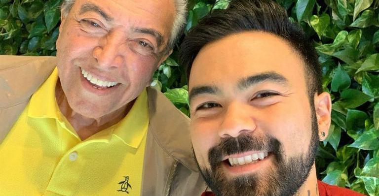 Filho de Maurício de Sousa mostra beijão no marido e agita a web