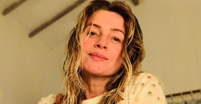 Leticia Spiller curte o dia acompanhada da filha e de seus cachorros de estimação