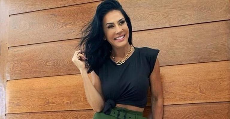 Aos 46 anos, Scheila Carvalho posa de biquíni e beleza impressiona: ”Perfeita”