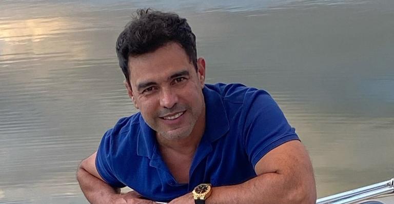 Zezé Di Camargo posa ao lado dos três netos e web vai à loucura: ”Que tanto de menino lindo”