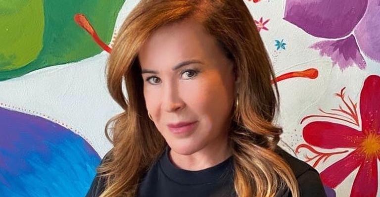 Zilu Camargo posa com camisola sexy e curvas chamam a atenção