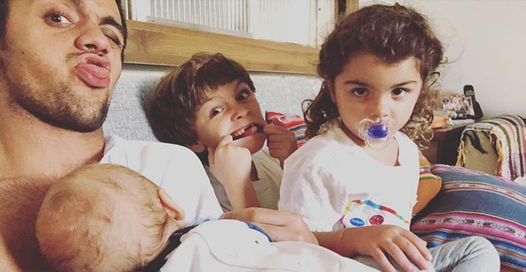 Com foto dos filhos, Felipe Simas comenta sobre amor de irmão mais velho