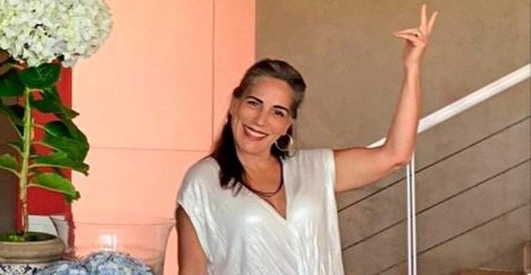 Glória Pires diverte e encanta a web com vídeo abraçada em seus cachorros